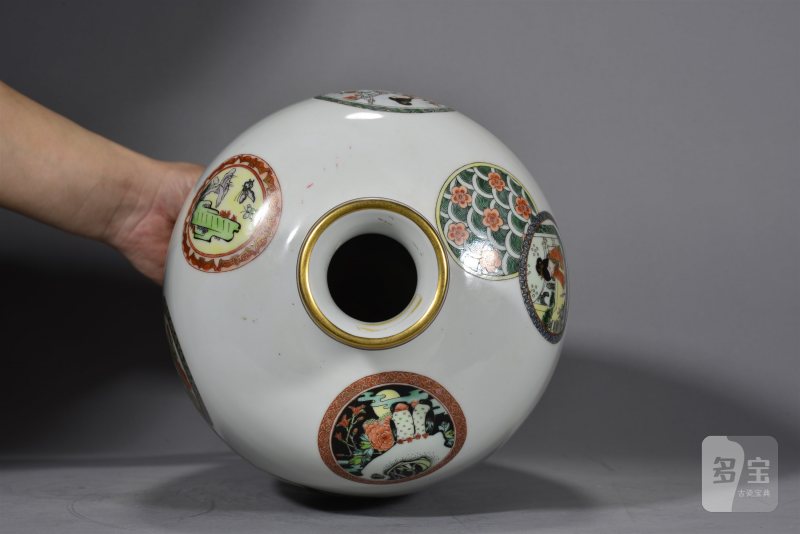近现代 粉彩散点皮球花开光人物纹梅瓶 - 图7